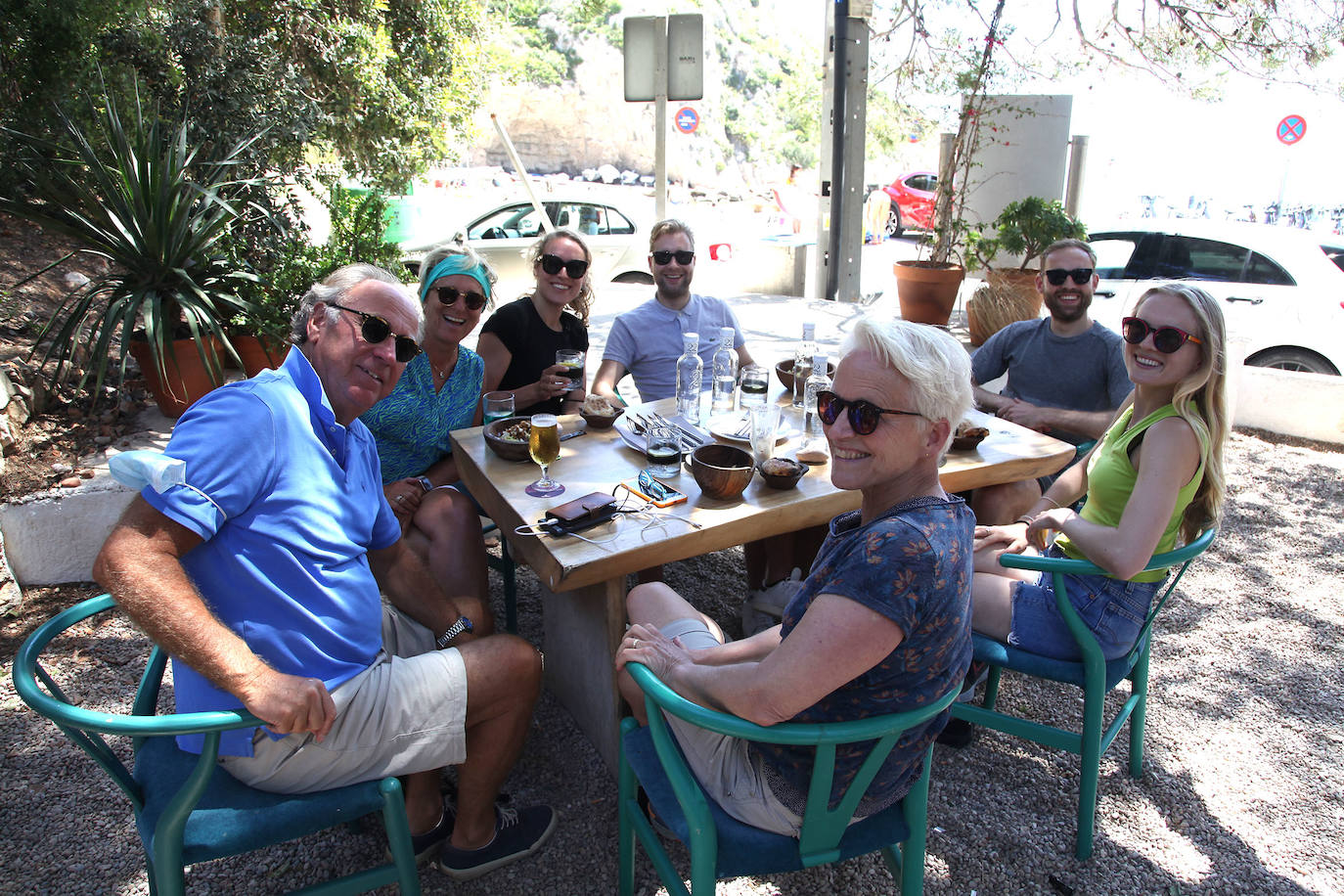 El sol y las altas temperaturas atraen a muchos bañistas a la costa, respetando la distancia de seguridad, con ganas de darse el primer baño de la temporada y de distrutar de la buena gastronomía.