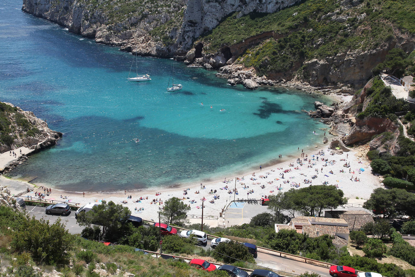 El sol y las altas temperaturas atraen a muchos bañistas a la costa, respetando la distancia de seguridad, con ganas de darse el primer baño de la temporada y de distrutar de la buena gastronomía.