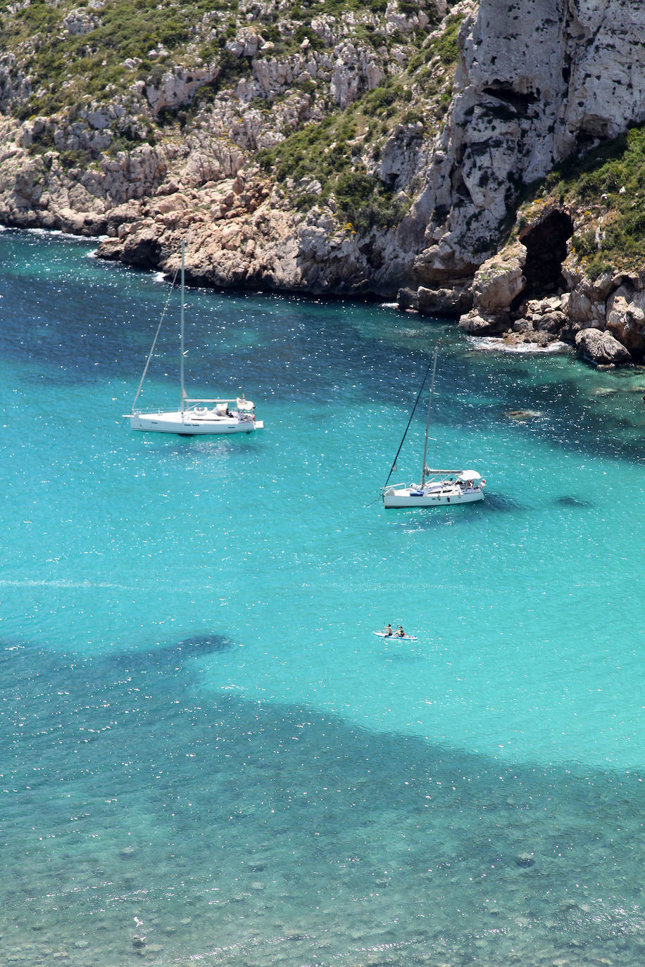 El sol y las altas temperaturas atraen a muchos bañistas a la costa, respetando la distancia de seguridad, con ganas de darse el primer baño de la temporada y de distrutar de la buena gastronomía.