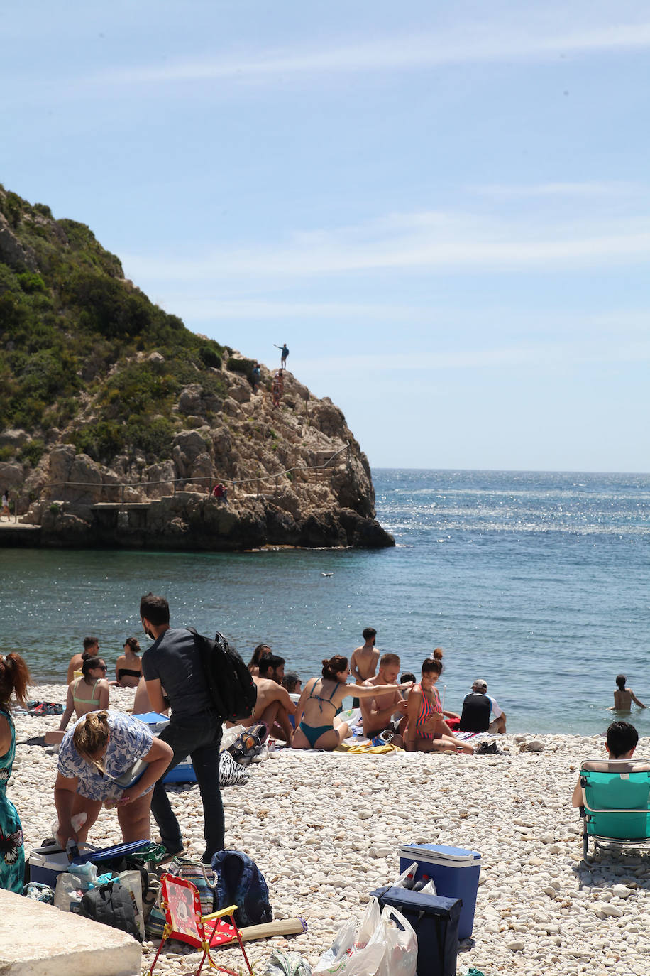 El sol y las altas temperaturas atraen a muchos bañistas a la costa, respetando la distancia de seguridad, con ganas de darse el primer baño de la temporada y de distrutar de la buena gastronomía.