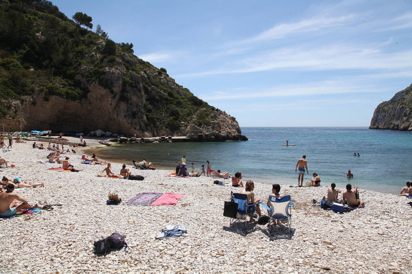 El sol y las altas temperaturas atraen a muchos bañistas a la costa, respetando la distancia de seguridad, con ganas de darse el primer baño de la temporada y de distrutar de la buena gastronomía.