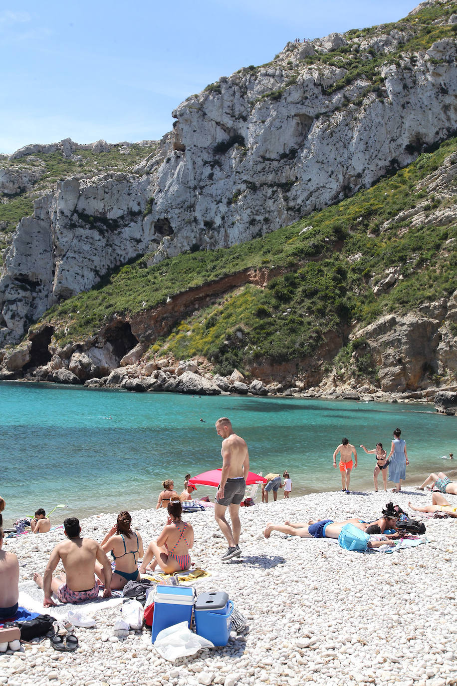 El sol y las altas temperaturas atraen a muchos bañistas a la costa, respetando la distancia de seguridad, con ganas de darse el primer baño de la temporada y de distrutar de la buena gastronomía.