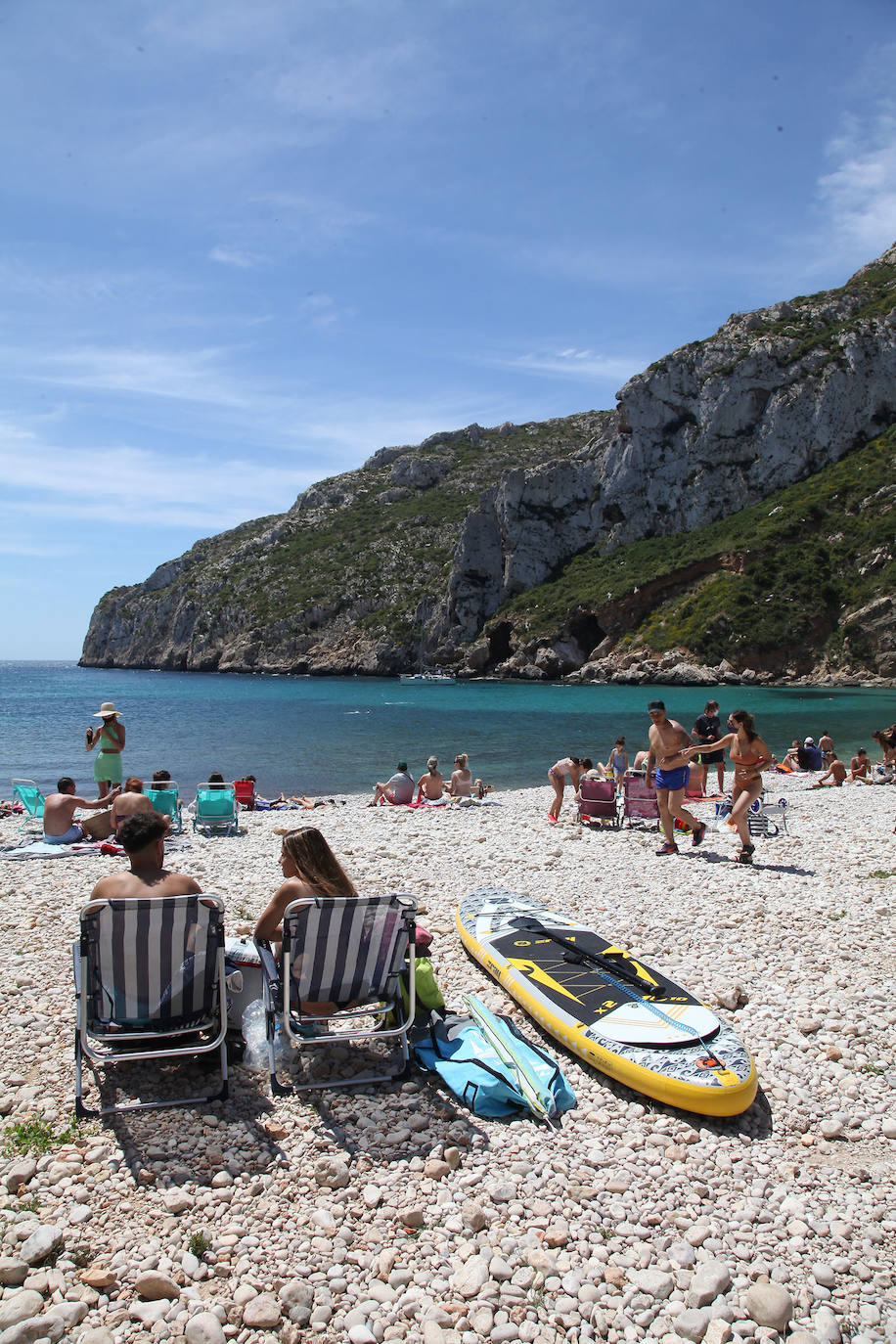 El sol y las altas temperaturas atraen a muchos bañistas a la costa, respetando la distancia de seguridad, con ganas de darse el primer baño de la temporada y de distrutar de la buena gastronomía.