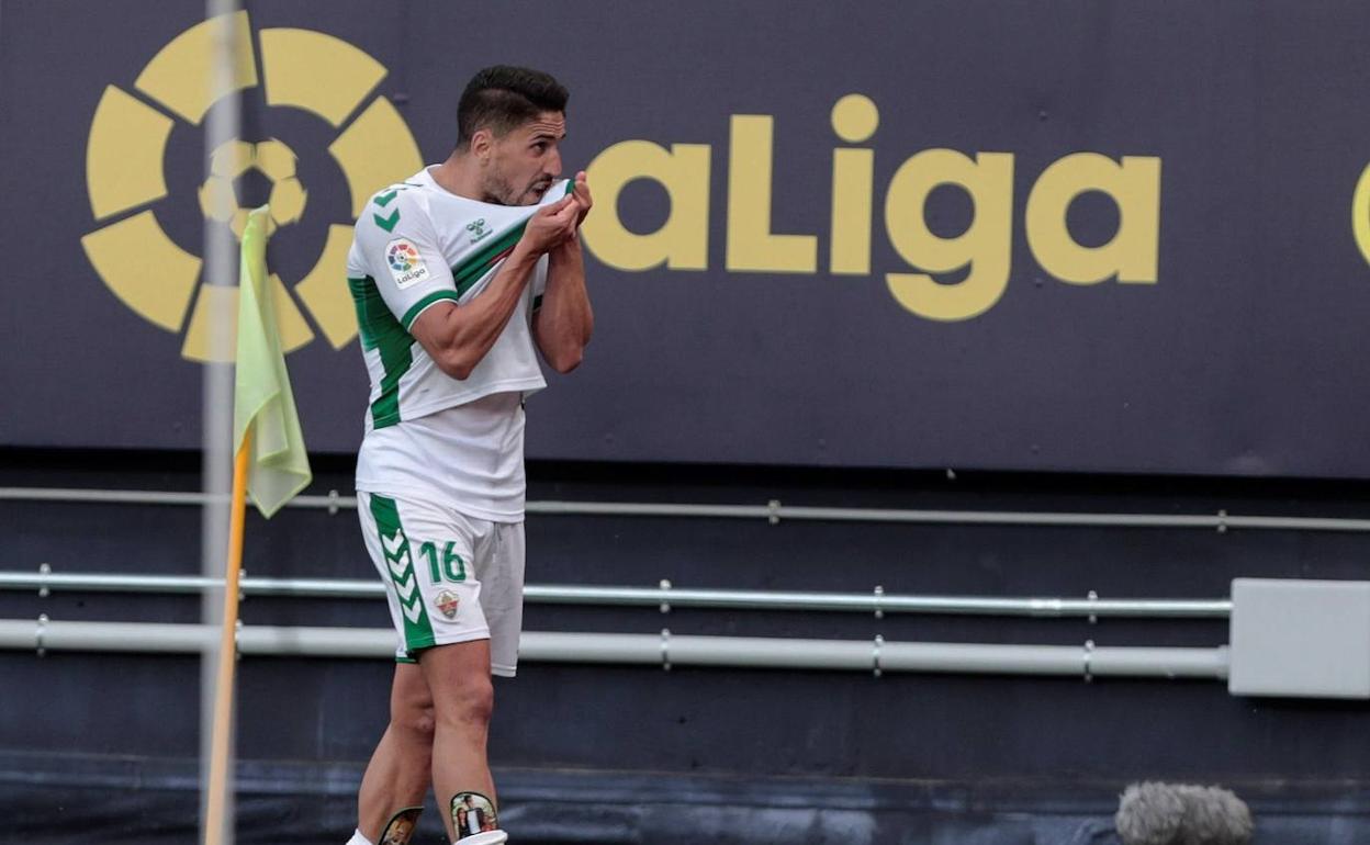 El atacante Fidel celebra uno de los goles del Elche este domingo en el Ramón de Carranza. 