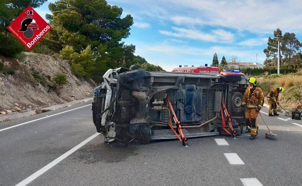 Imagen del vehículo accidentado este domingo por la tarde en la N-332. 