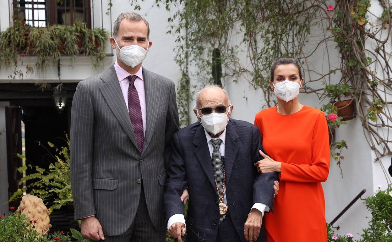 El poeta valenciano Francisco Brines junto a los Reyes el pasado miércoles, cuando recibió el premio Cervantes en su finca familiar de L'Elca. 