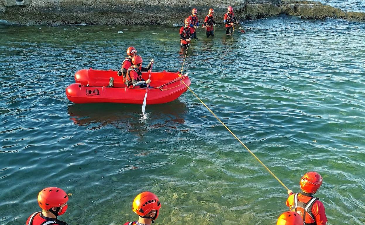 Los socorristas de Cruz Roja Xàbia, mientras realizaban el ejercicio en la zona del Portitxol. 