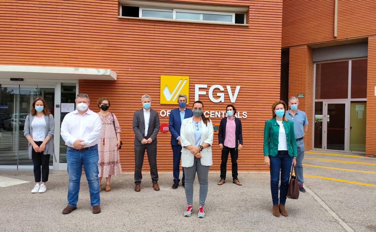 Los alcaldes con la directora gerente de FGV, Anaïs Menguzzato. 