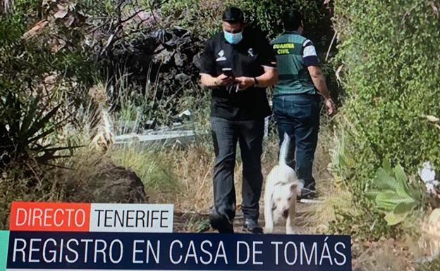 Búsqueda de pistas en la casa del padre. 