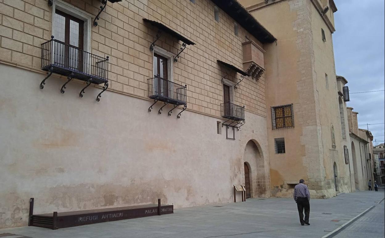 Fachada principal del Palau de Cocentaina y acceso al refugio antiaéreo. 