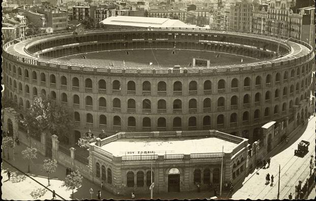 La plaza de Toros, antes de la reforma de 1968, cuando aún tenía cafetería junto a las vallas.