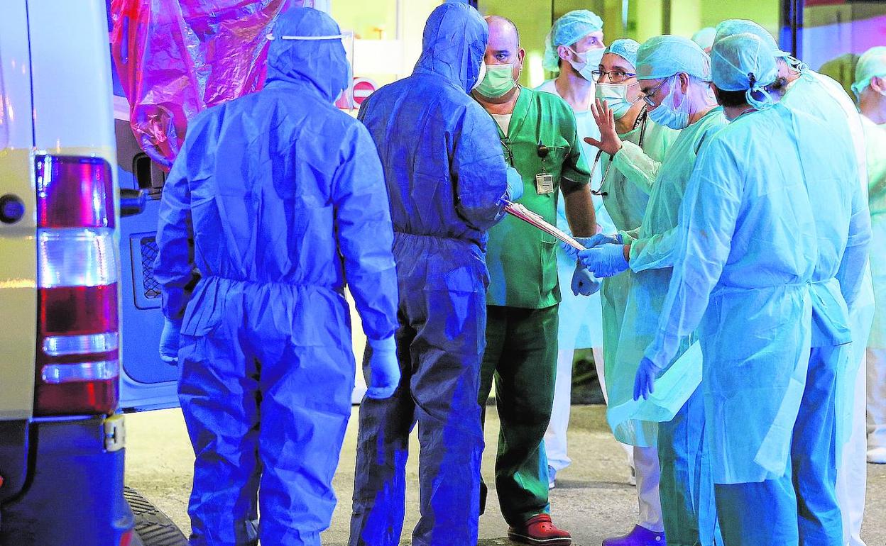 Profesionales sanitarios a las puertas del Hospital La Fe. 