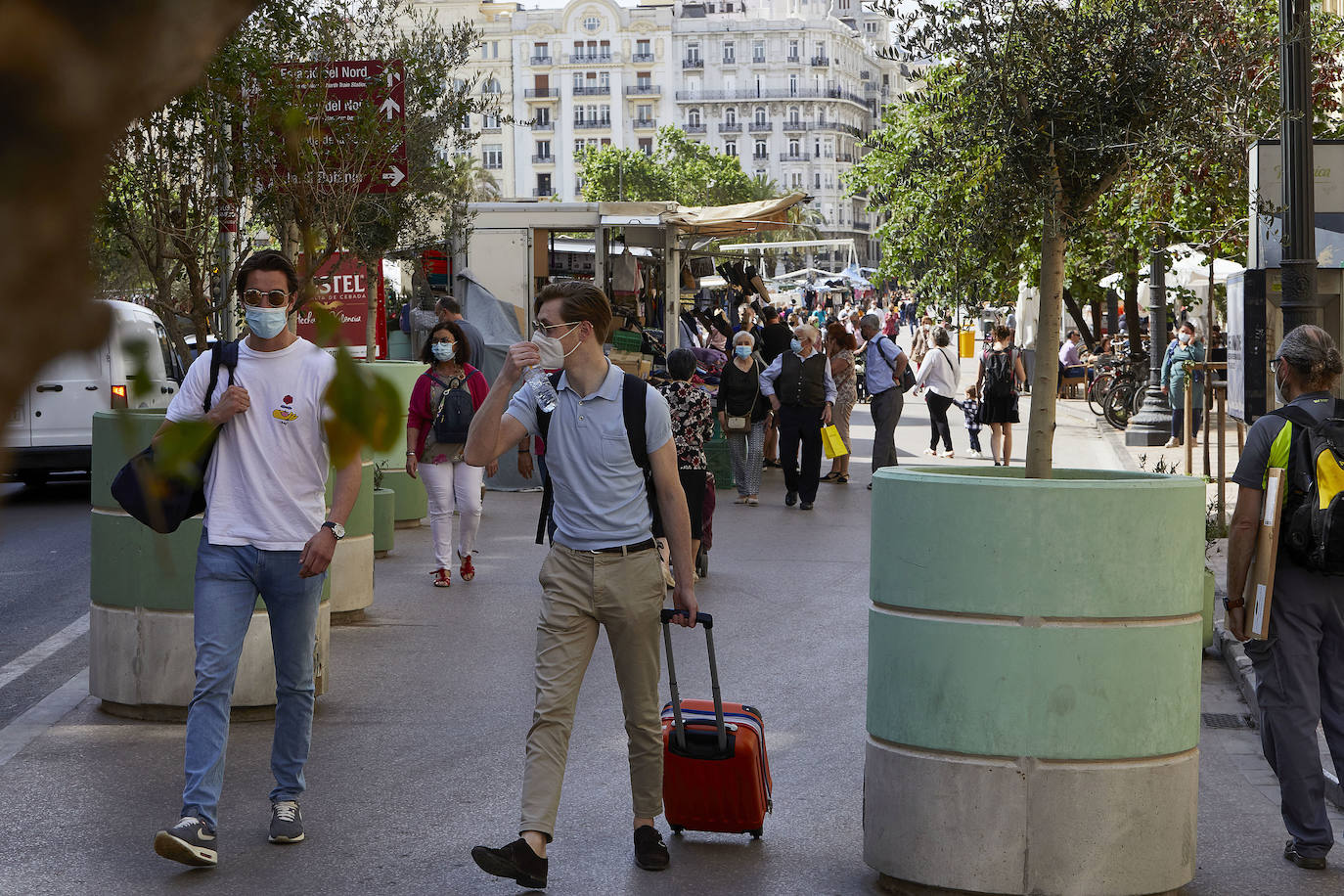 Protestas, mercadillos y restos de instalaciones se mezclan junto a la plaza del Ayuntamiento. Comerciantes y vecinos de la zona insisten en los problemas para acceder en coche mientras el monolito del 15M sigue protegido por vallas.