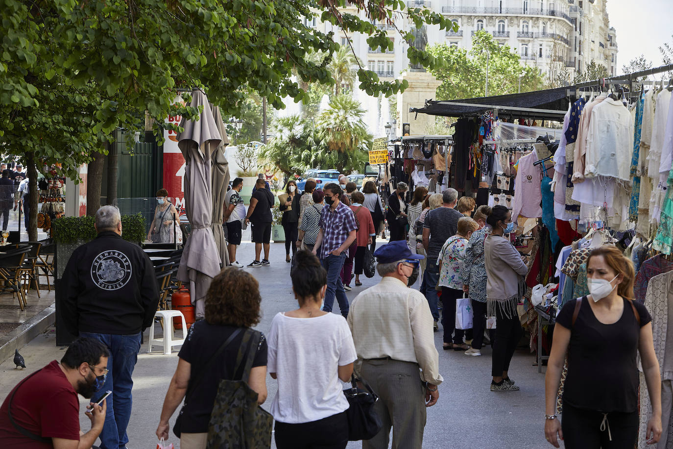 Protestas, mercadillos y restos de instalaciones se mezclan junto a la plaza del Ayuntamiento. Comerciantes y vecinos de la zona insisten en los problemas para acceder en coche mientras el monolito del 15M sigue protegido por vallas.