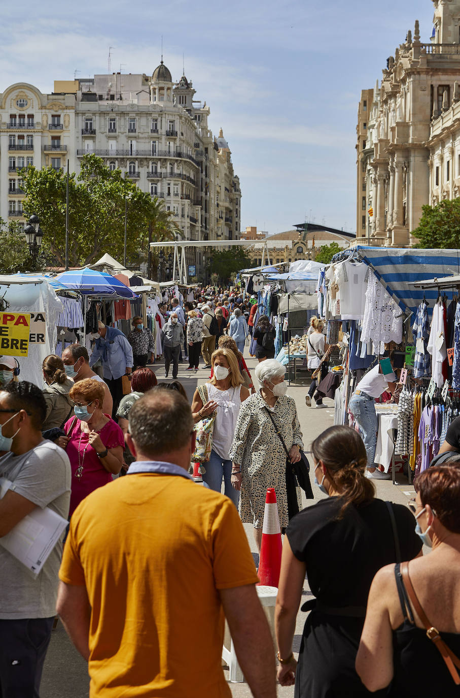 Protestas, mercadillos y restos de instalaciones se mezclan junto a la plaza del Ayuntamiento. Comerciantes y vecinos de la zona insisten en los problemas para acceder en coche mientras el monolito del 15M sigue protegido por vallas.