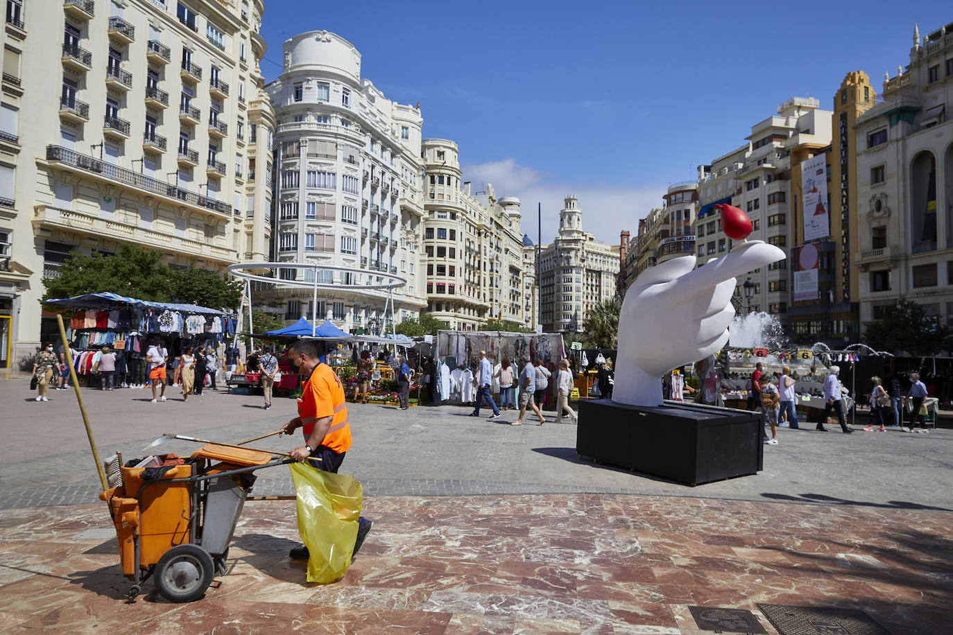 Protestas, mercadillos y restos de instalaciones se mezclan junto a la plaza del Ayuntamiento. Comerciantes y vecinos de la zona insisten en los problemas para acceder en coche mientras el monolito del 15M sigue protegido por vallas.