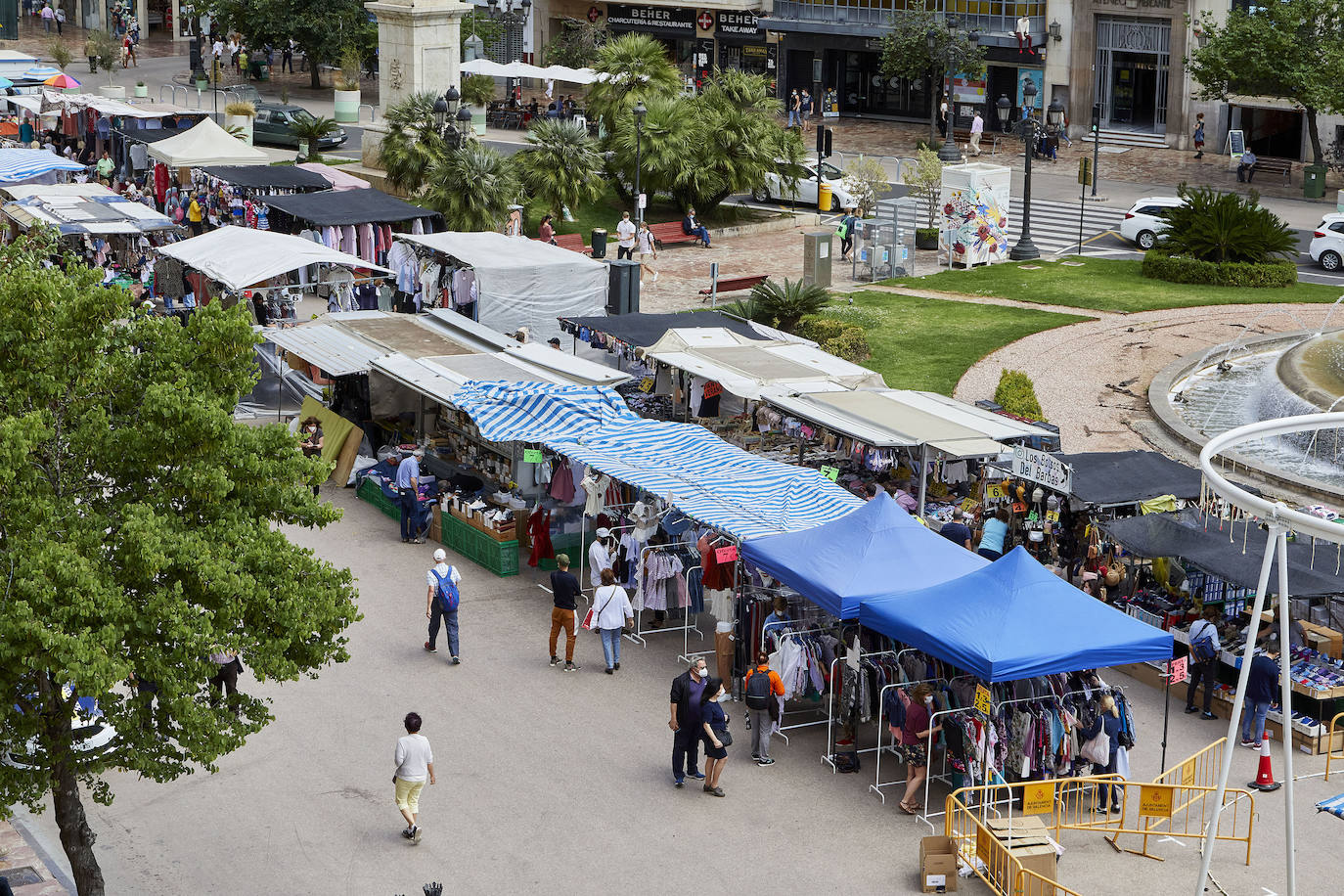 Protestas, mercadillos y restos de instalaciones se mezclan junto a la plaza del Ayuntamiento. Comerciantes y vecinos de la zona insisten en los problemas para acceder en coche mientras el monolito del 15M sigue protegido por vallas.