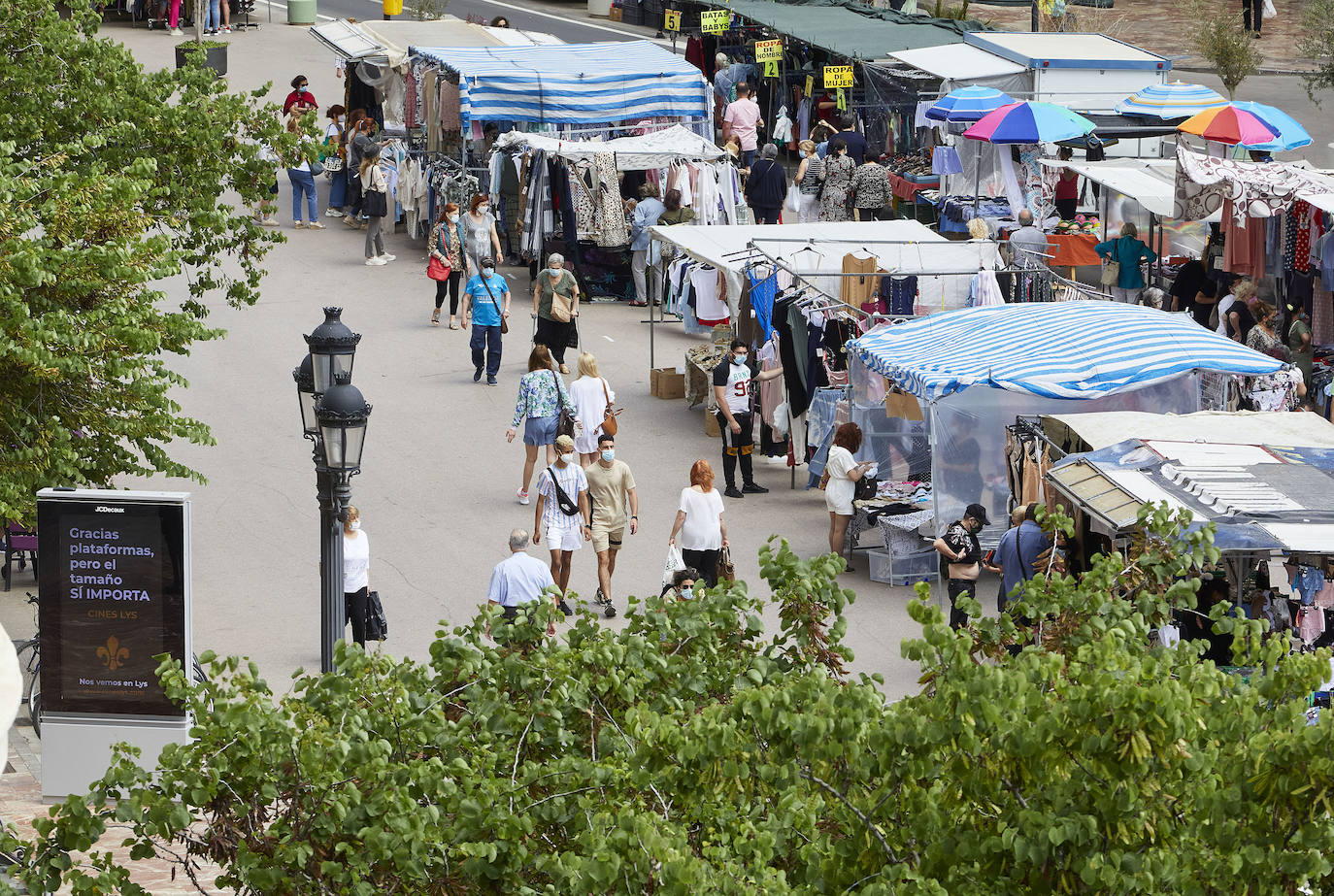 Protestas, mercadillos y restos de instalaciones se mezclan junto a la plaza del Ayuntamiento. Comerciantes y vecinos de la zona insisten en los problemas para acceder en coche mientras el monolito del 15M sigue protegido por vallas.