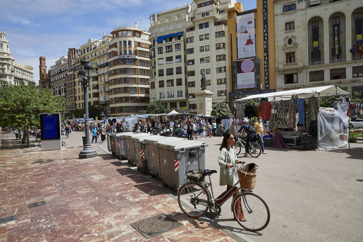 Protestas, mercadillos y restos de instalaciones se mezclan junto a la plaza del Ayuntamiento. Comerciantes y vecinos de la zona insisten en los problemas para acceder en coche mientras el monolito del 15M sigue protegido por vallas.