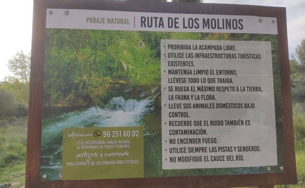 Señal ubicada en el inicio de la ruta en la que se explican las normas del paraje natural. 