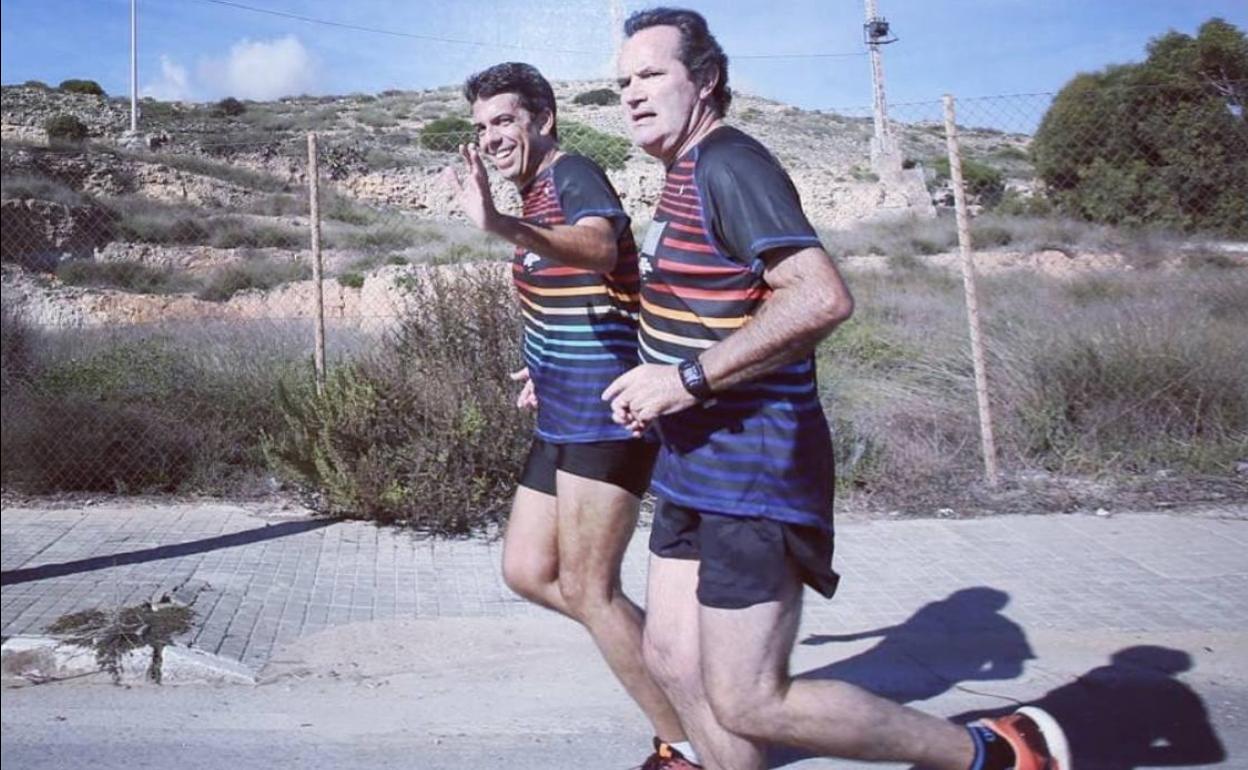 Mazón (i), en un entrenamiento junto al exatleta alicantino, olímpico en Seúl, José Manuel Albentosa. 