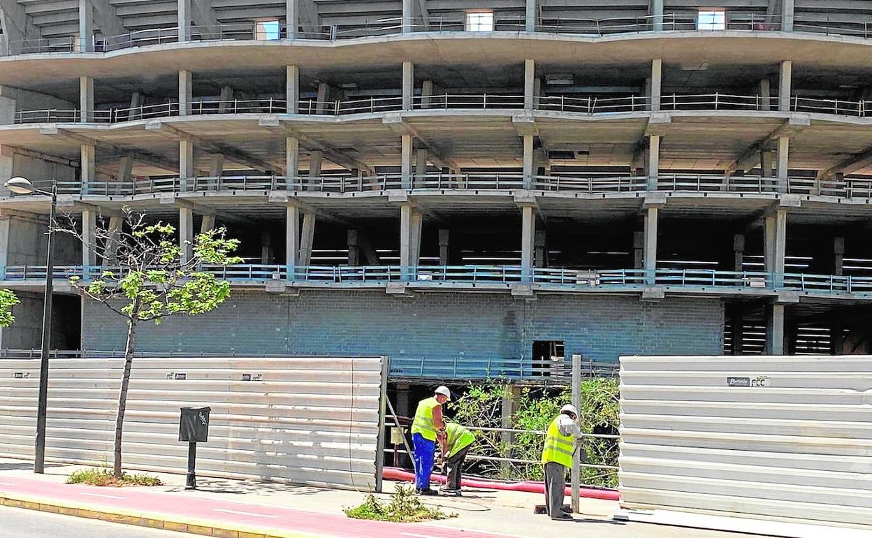 Operarios, ayer en el nuevo estadio. 