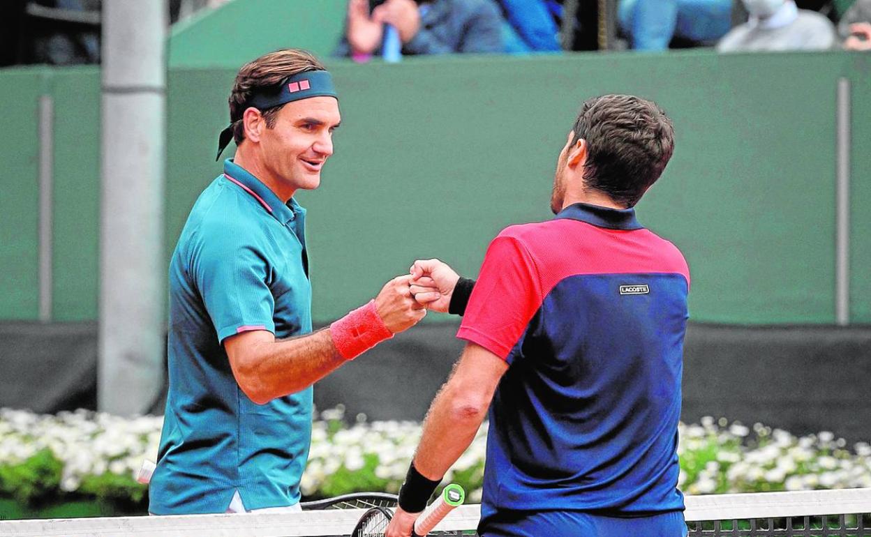 Federer y Andújar se saludan tras el partido