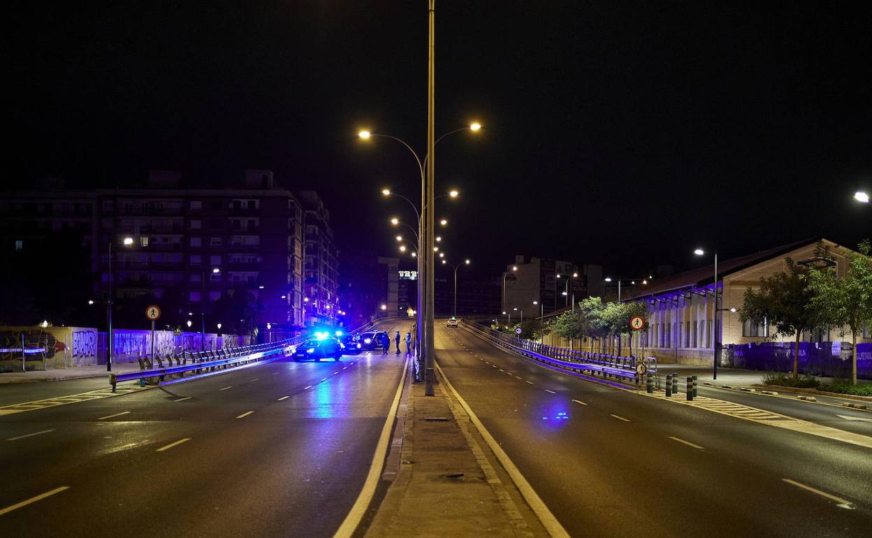 Control policial del toque de queda en el puente de Giorgeta. 