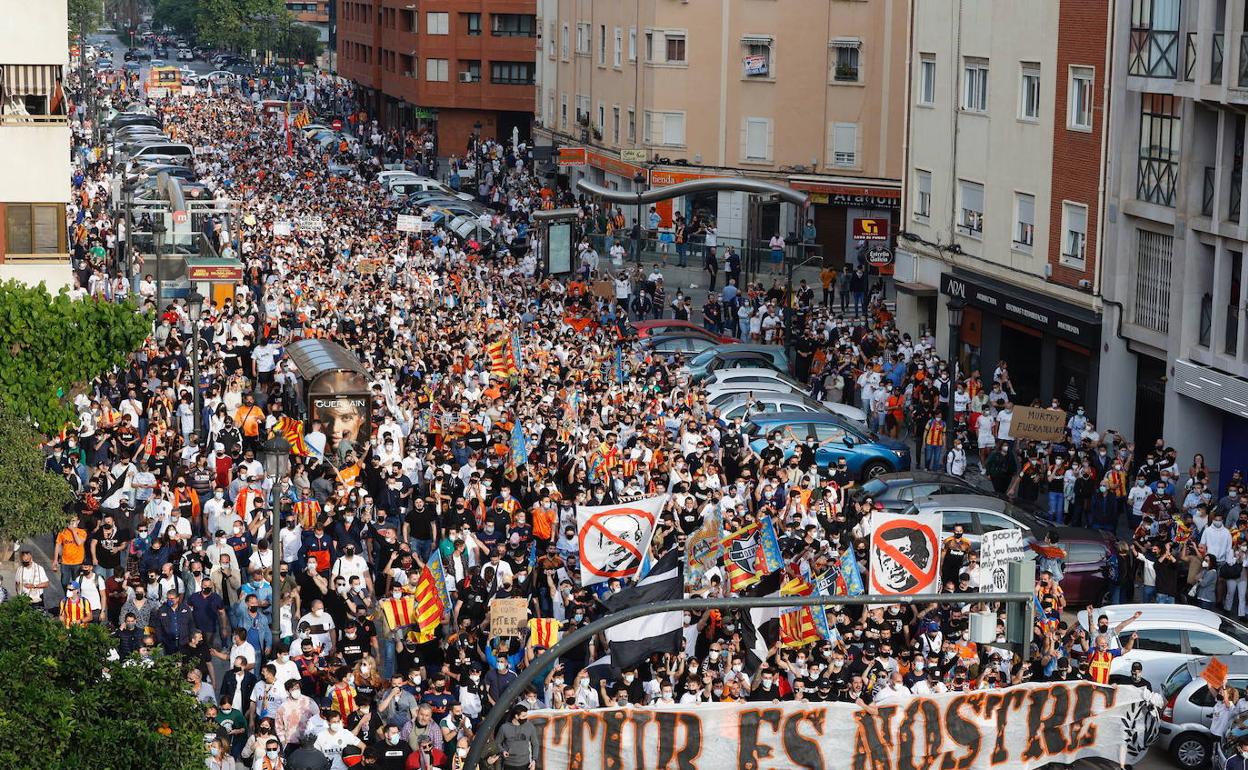 Cabecera de la marcha del pasado 8M donde miles de valencianistas clamaron contra Meriton. 