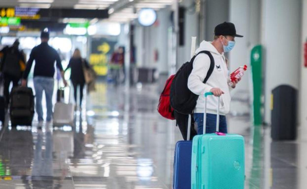 Un turista llega al aeropuerto de Palma. 