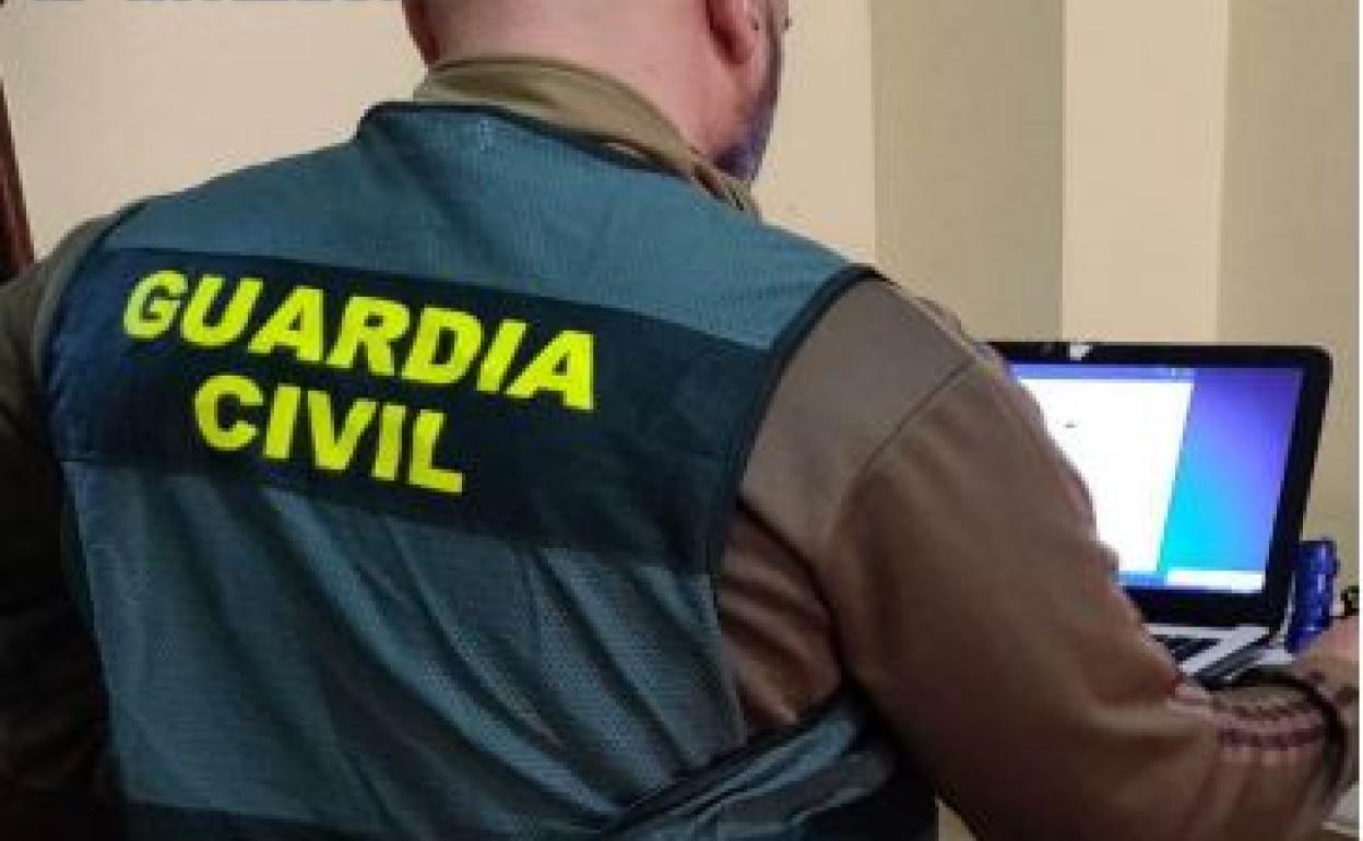 Dos jóvenes de 20 años asaltan con violencia una vivienda en Catarroja e inmovilizan a su dueño en el salón agarrándolo del cuello