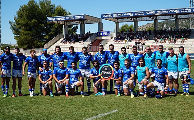 Imagen principal - Toda la plantilla del equipo de rugby al completo y la celebración del trunfo. 