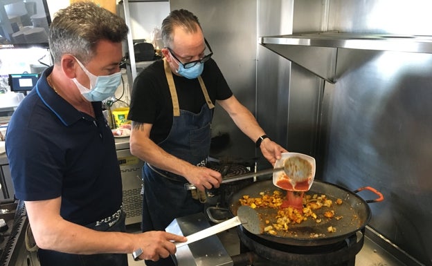 Imagen principal - Los cocineros de Parsifal añaden el caldo y echan los fideos al guiso. 