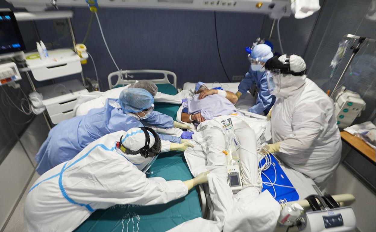 Personal sanitario atiende a un enfermo de Covid en un hospital valenciano.