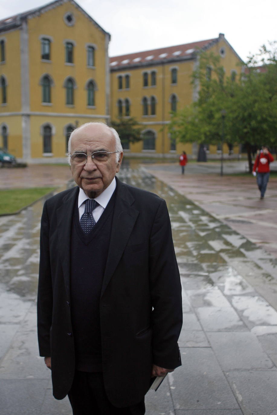 Francisco Brines no necesita presentación. El académico y poeta de Oliva se ha convertido en el emblema valenciano de la poesía. El escritor recibió a los Reyes este mismo mayo en su finca familiar de la localidad valenciana, donde le otorgaron el premio Cervantes por su trabajo. 