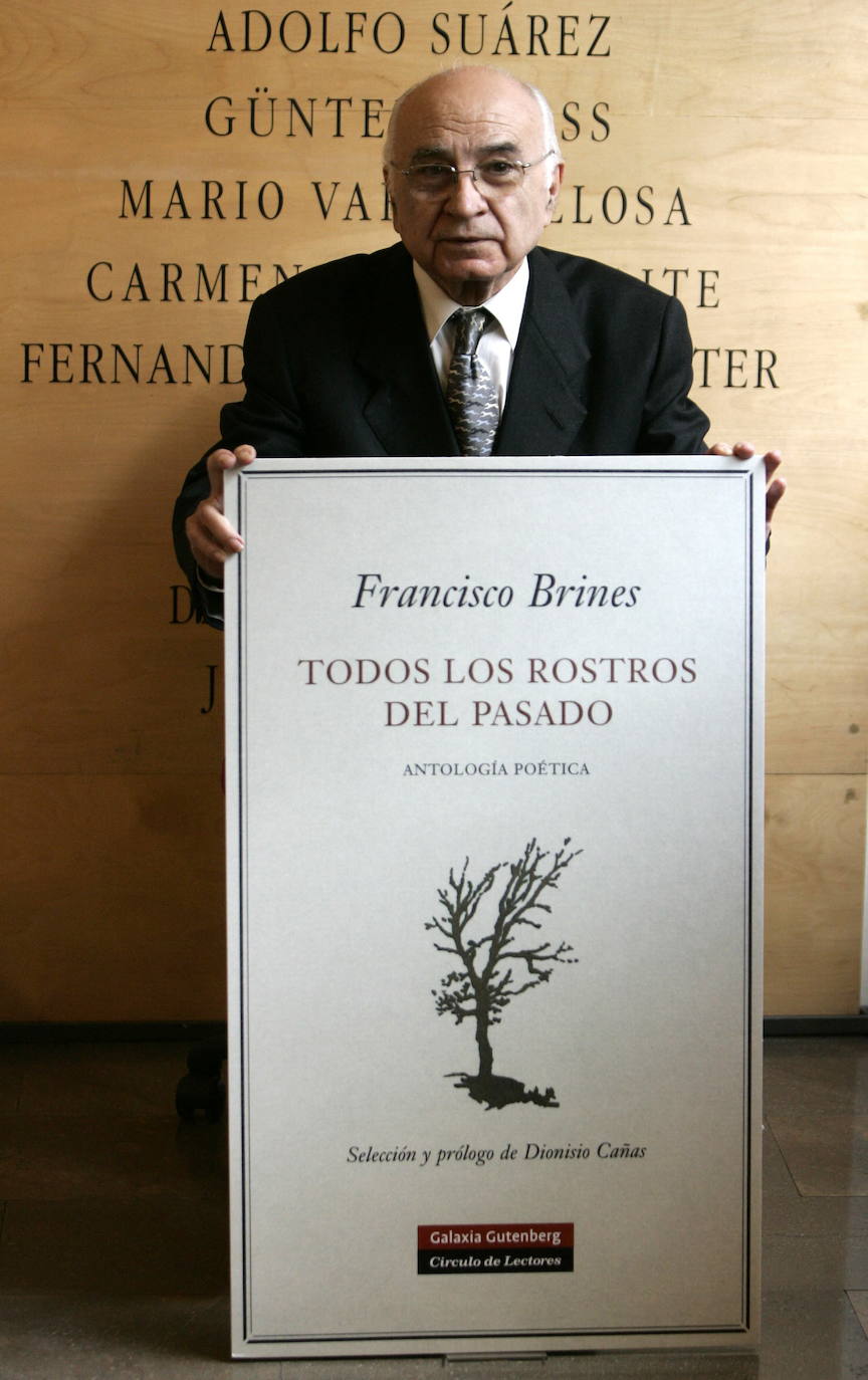 Francisco Brines no necesita presentación. El académico y poeta de Oliva se ha convertido en el emblema valenciano de la poesía. El escritor recibió a los Reyes este mismo mayo en su finca familiar de la localidad valenciana, donde le otorgaron el premio Cervantes por su trabajo. 