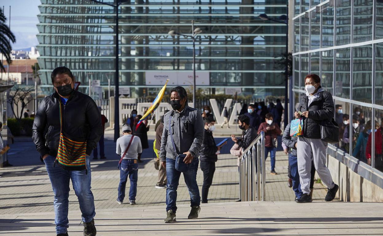 Ecuatorianos votan para las elecciones en las instalaciones de Feria Valencia. 