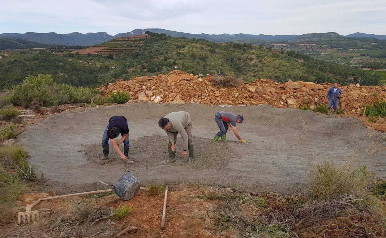 Cazadores construyen una de las balsas para animales. 