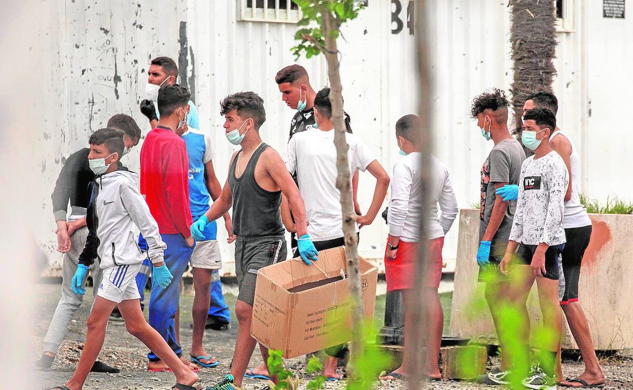 Varios de los menores inmigrantes que se encuentran en la ciudad autónoma de Ceuta.