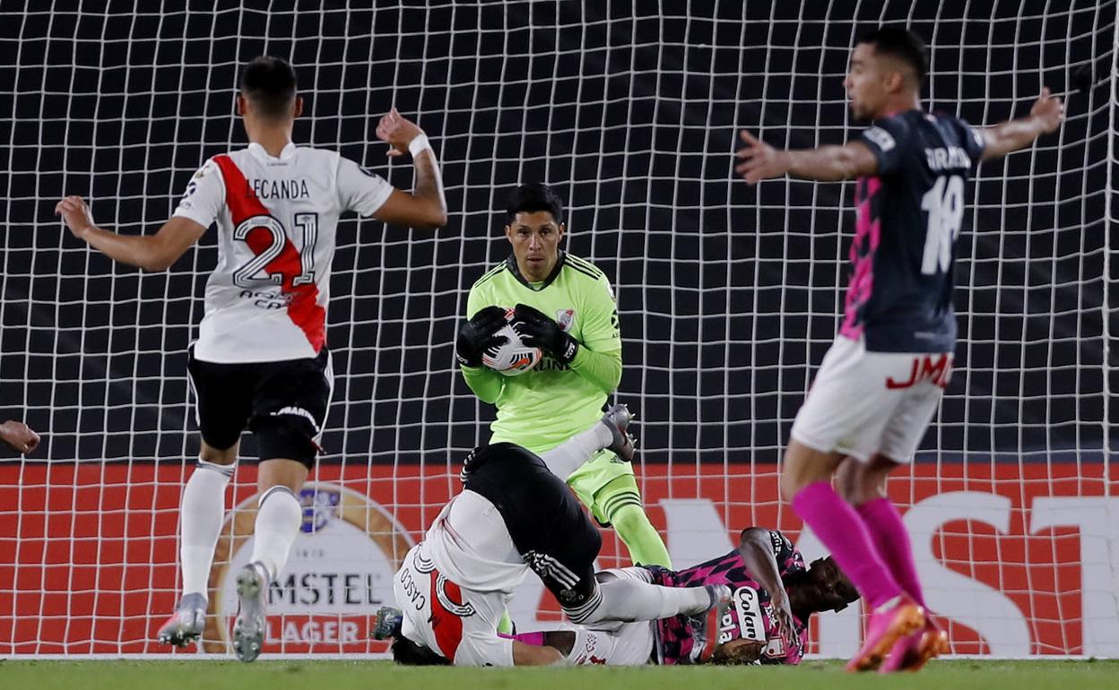 Enzo Pérez atrapa el balón en el partido de River Plate en la Copa Libertadores. 