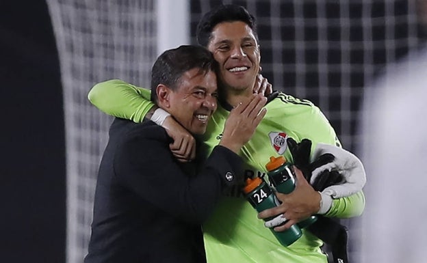 El técnico Gallardo abraza a Enzo Pérez tras la victoria de River Plate. 