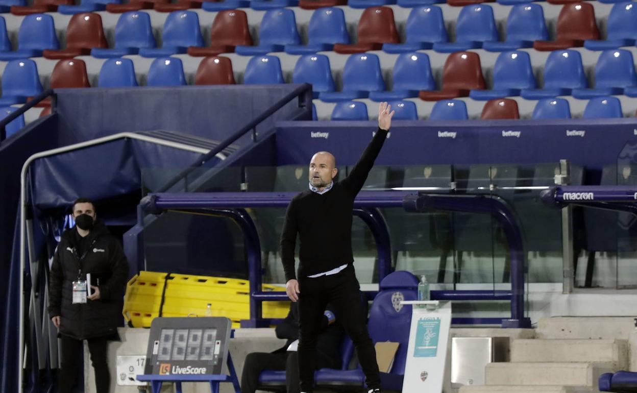 Paco López, durante un partido del Levante.