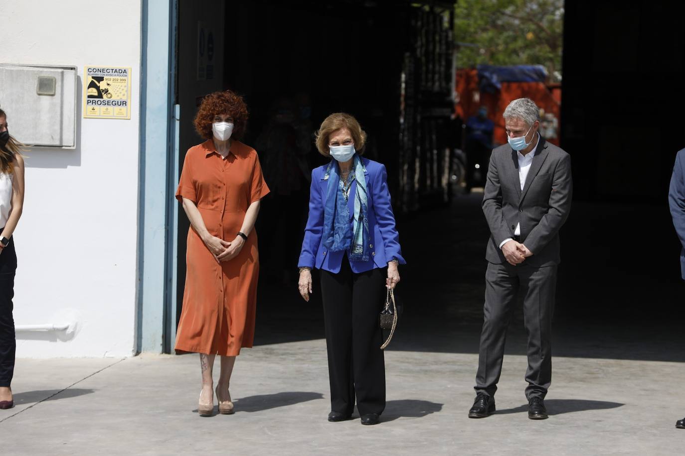 Fotos: La Reina Doña Sofía visita las instalaciones del Banco de Alimentos en la Pobla de Vallbona