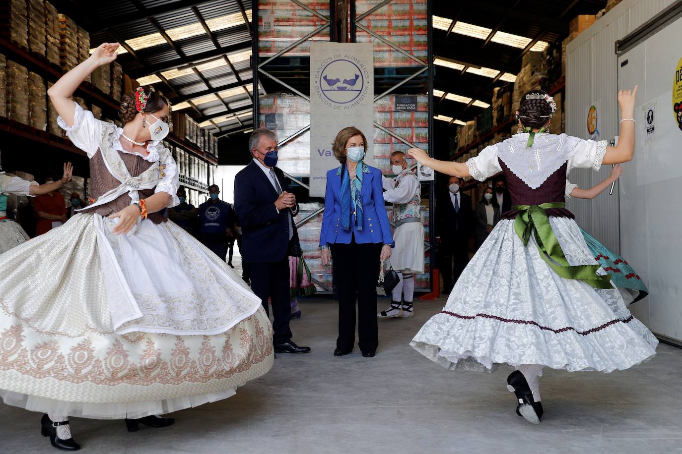 Fotos: La Reina Doña Sofía visita las instalaciones del Banco de Alimentos en la Pobla de Vallbona