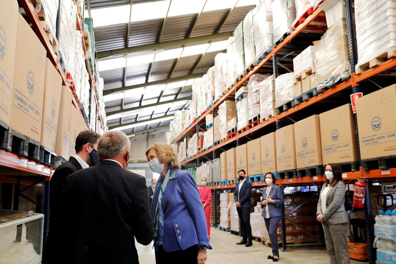 Fotos: La Reina Doña Sofía visita las instalaciones del Banco de Alimentos en la Pobla de Vallbona