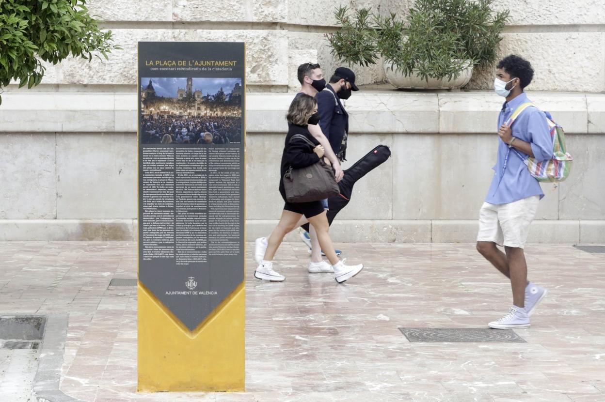 Monolito.
La pieza conmemorativa del
15-M y otros movimientos
sociales, en la plaza del
Ayuntamiento. irene marsilla