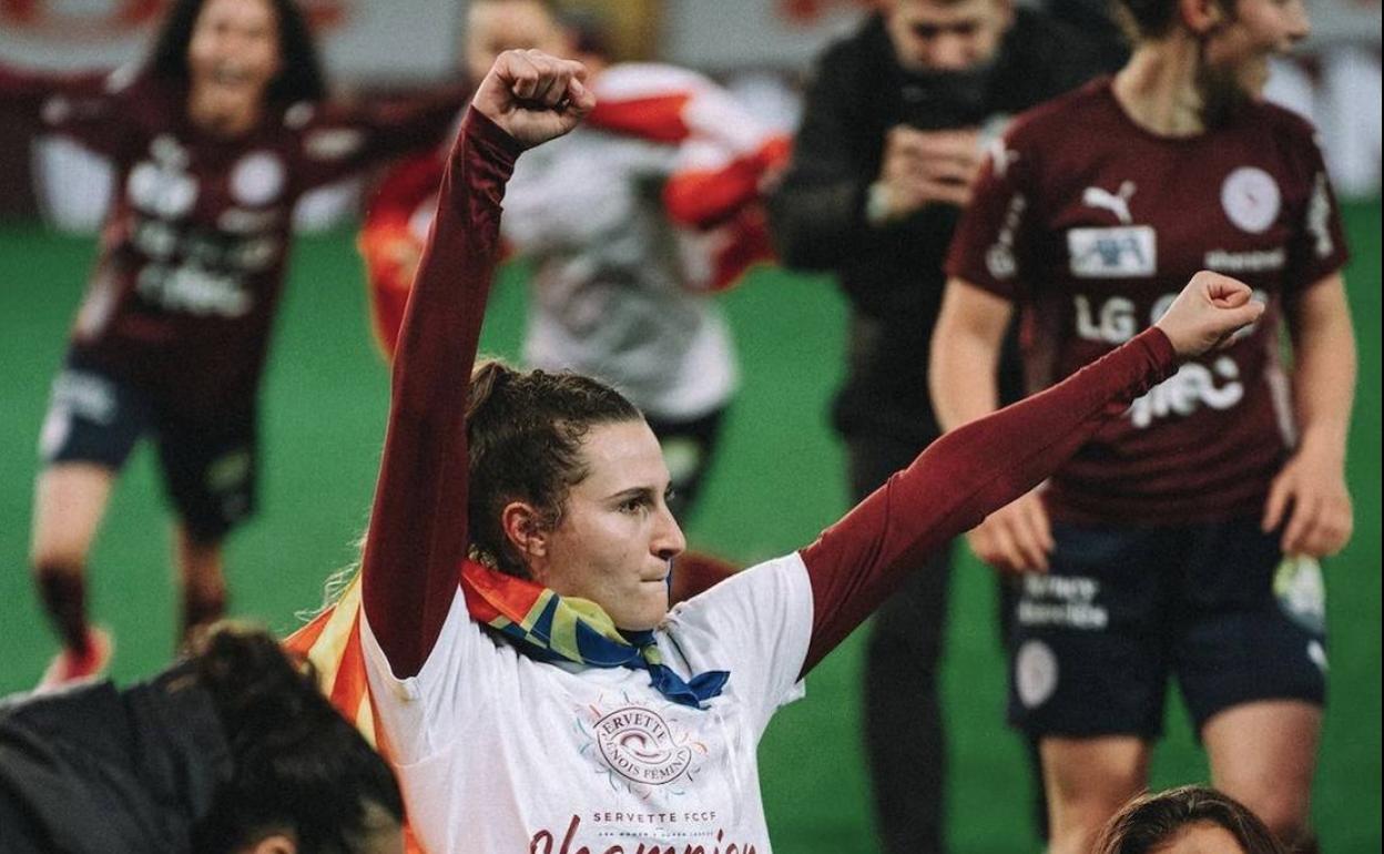 Marta Peiró, con la Senyera al cuello celebra el campeonato del Servette en Suiza. 