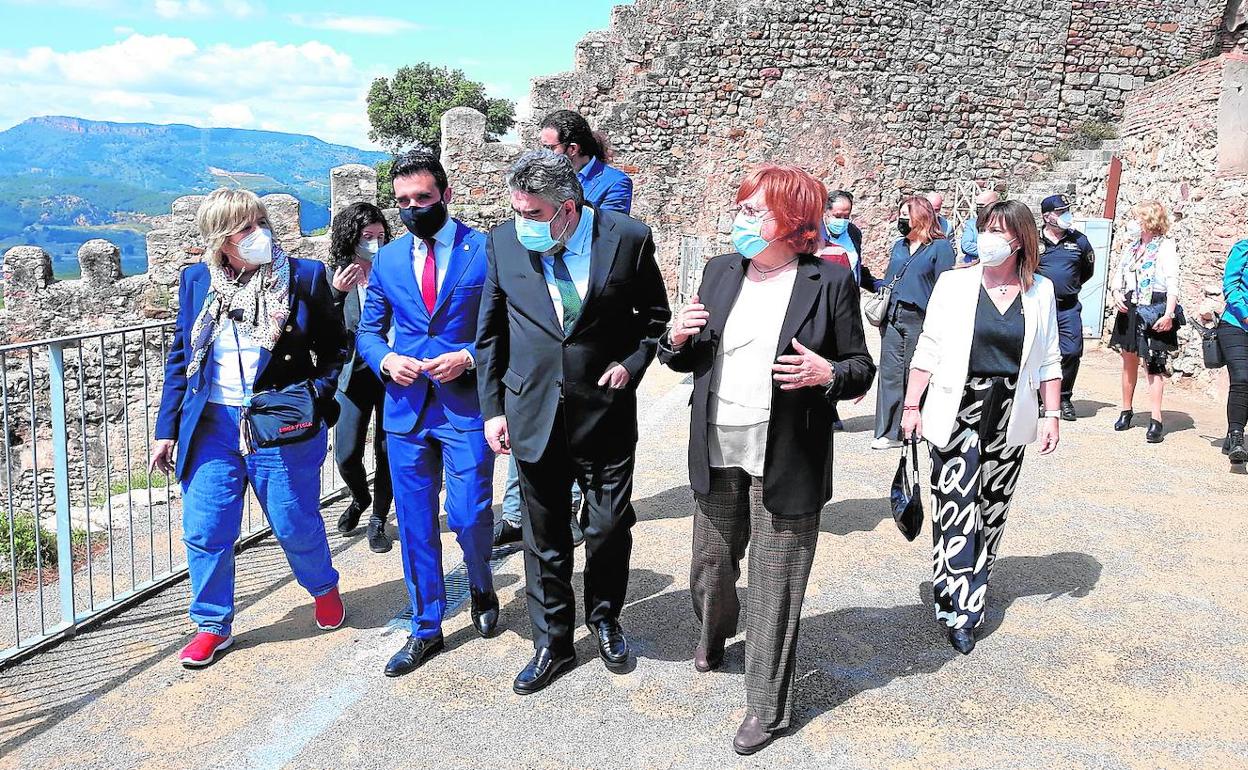 El ministro Rodríguez Uribes, en el centro, durante su reciente visita al castillo de Sagunto.