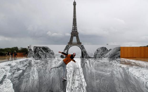 La Torre Eiffel aparece 'congelada'