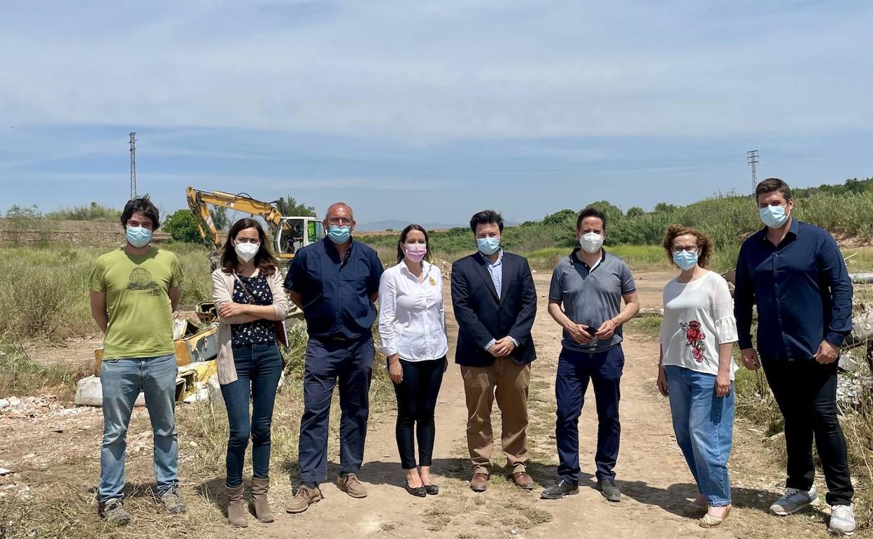 Las alcaldesas y el alcalde, con el comisario de Aguas de la CHJ, Marc Arias, en el barranco. 